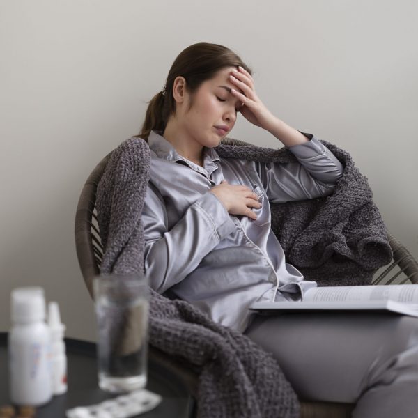 medium-shot-sick-woman-home medium-shot-sick-woman-home